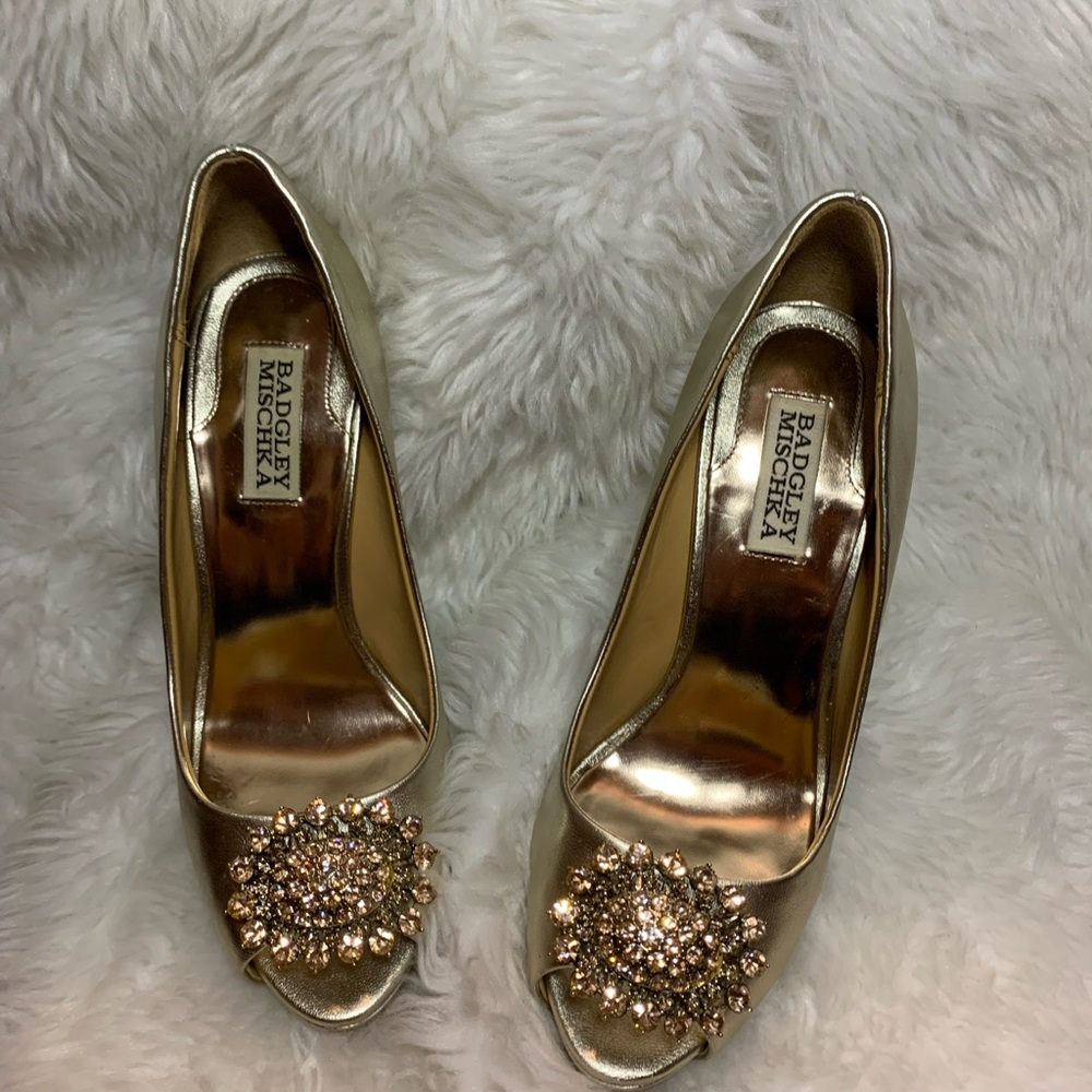 BADGLEY MISCHKA ladies Lissa Gold jeweled peep toe pump in size 7 PREloved cond.